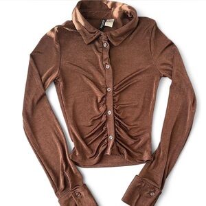 Brown long sleeve button up top with ruched detail🍒